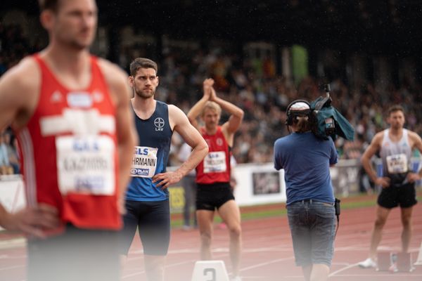 Jan Ruhrmann (LAV Bayer Uerdingen/Dormagen) vor dem 400m Start am 07.05.2022 beim Stadtwerke Ratingen Mehrkampf-Meeting 2022 in Ratingen